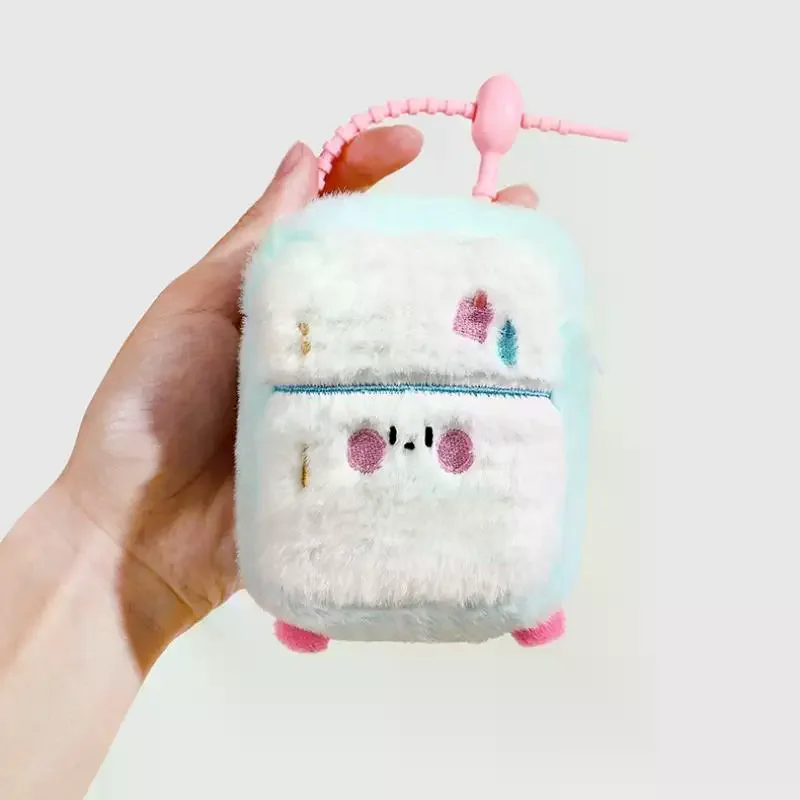 1 szt. Uroczy pluszowy breloczek w kształcie symulowanego urządzenia domowego, kreatywny brelok z klimatyzacją, lodówką, wentylatorem, wypchana zawieszka do plecaka, portmonetki, prezent.