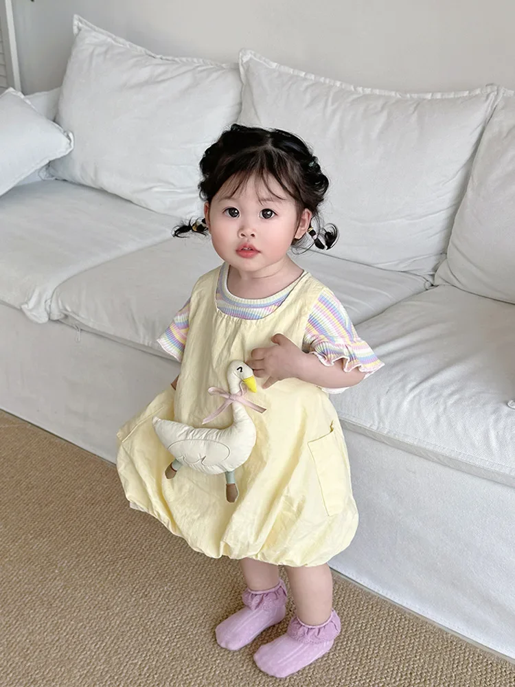 مجموعة صيفية جديدة للفتيات مكونة من قطعتين حلوة مخططة - تنورة بحمالات صفراء مع نمط بطة كرتونية ثلاثية الأبعاد