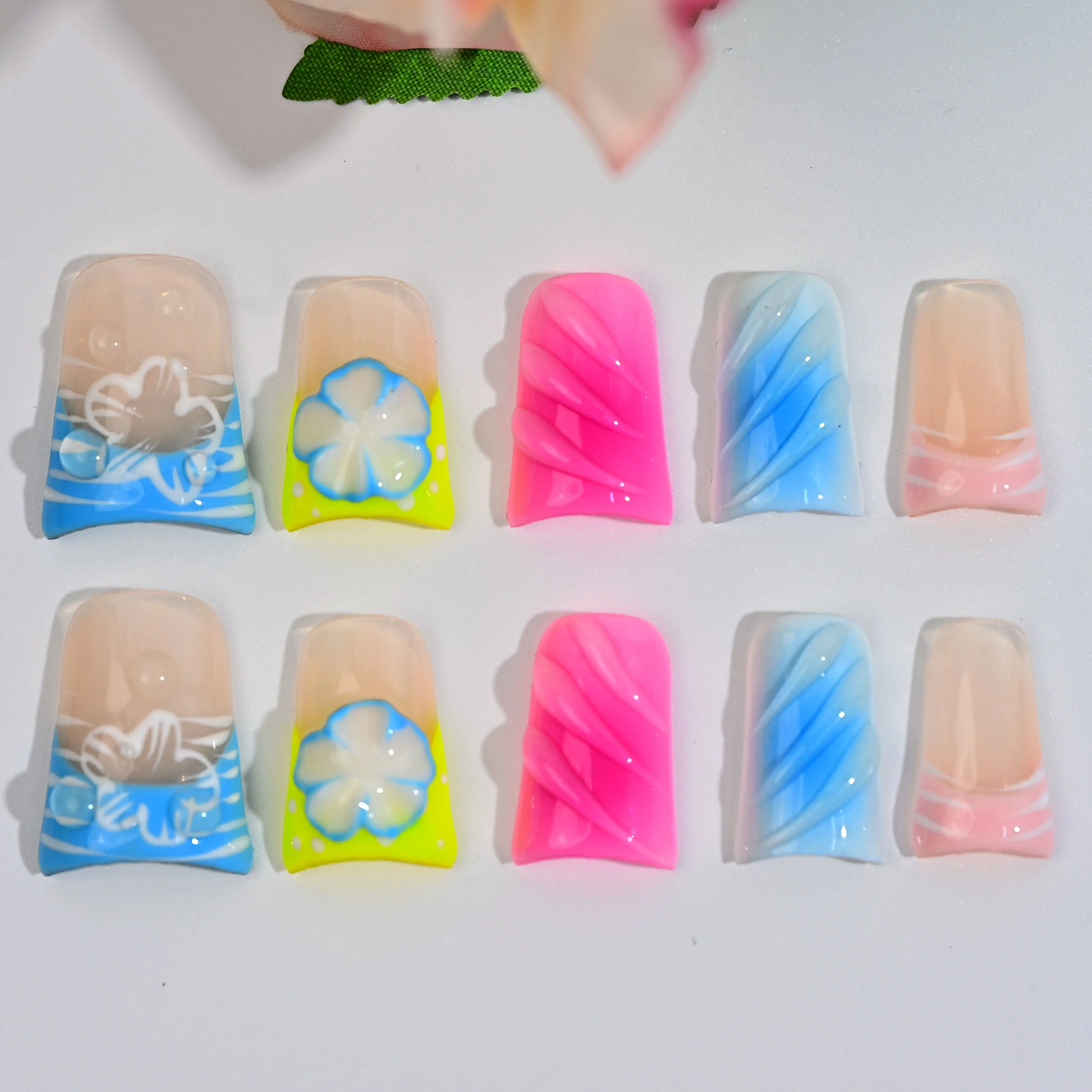 

Handmade Short Duckbill Shaped Press-On Nails With Floral And Gradient Designs, Perfect For Summer Parties And Everyday Wear