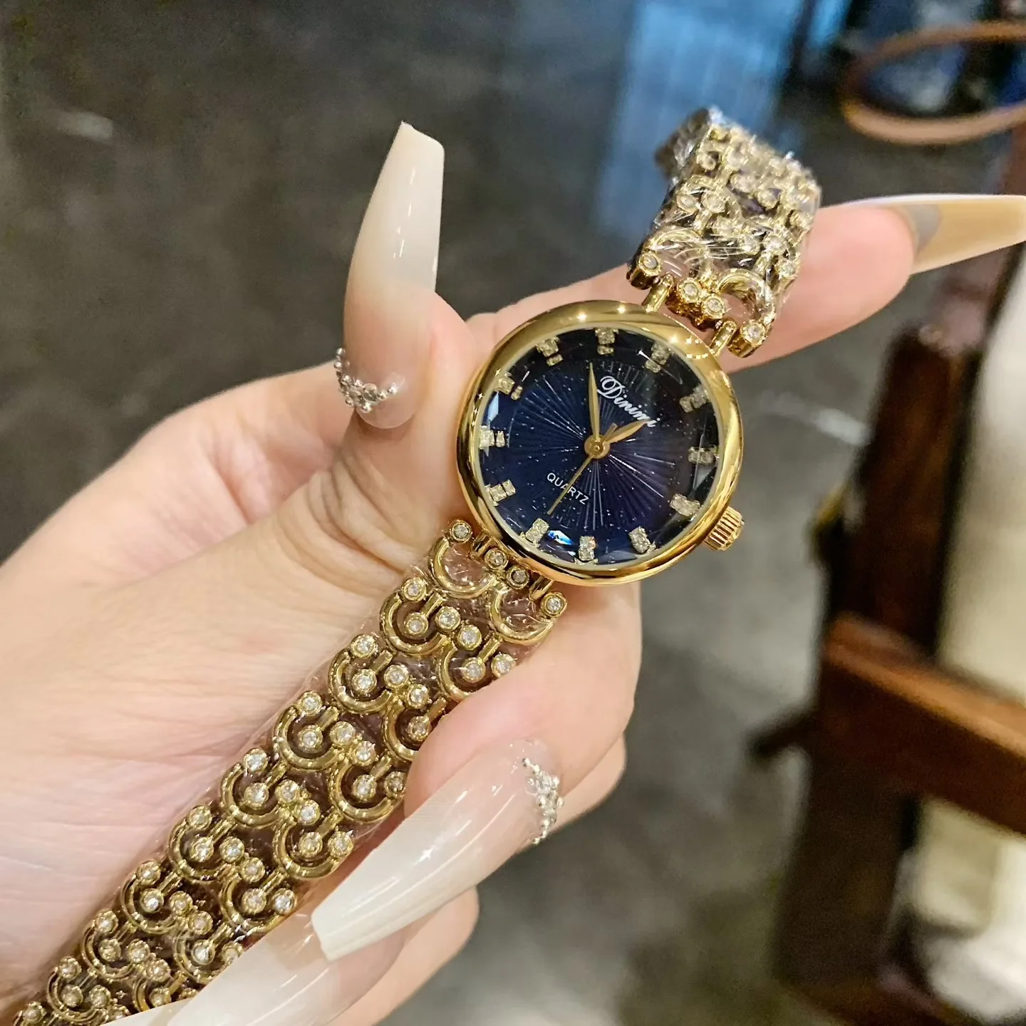 ساعة سوار أنيقة وعالية الجودة بحزام هيكلي؛ تصميم فاخر هدية مثالية للنساء. مجوهرات نسائية. #4