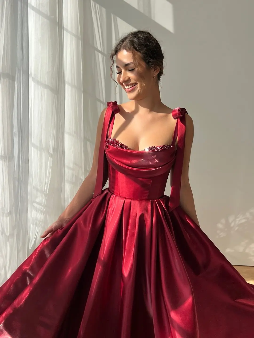 Strapless Bordeaux Satijnen Avondjurk met Strik Gezwollen Heldere Taft A-lijn Midi Galajurken Vintage Kanten Ruches Feestjurken