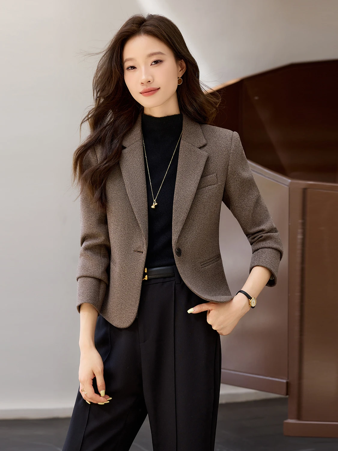 Fall 2025 Women's Slim Fit One Button Commute Suit Jacket High Quality Wool Blend Short Length Professional Looking Outerwear