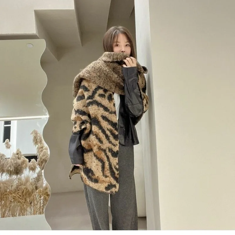 

2025 Leopard Scarf Winter European Goods Imitation Cashmere Soft High end Warm Trendy Western Scarf Women's Lazy Style Commuting
