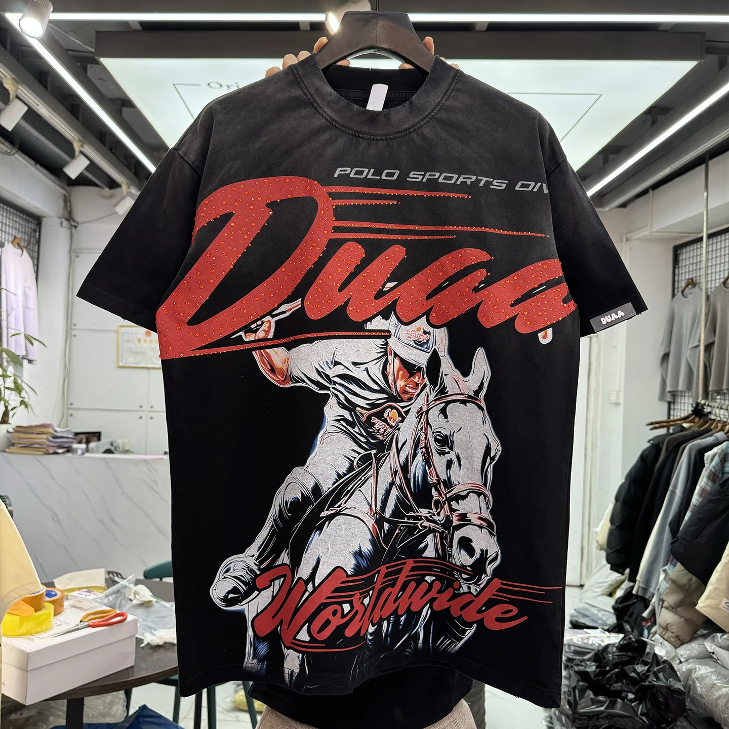 

Ретро-футболка с эффектом потертости, принтом с буквами и стразами, свободного кроя, с круглым вырезом