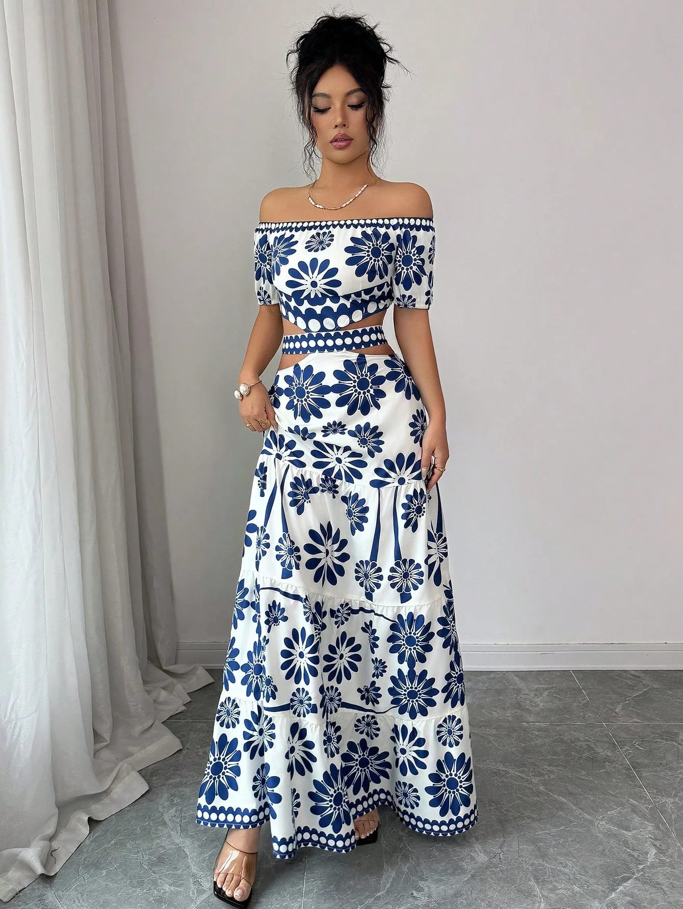 

Женское макси-платье с цветочным принтом, открытыми плечами, короткими рукавами и вырезами на талии, состоящее из двух частей