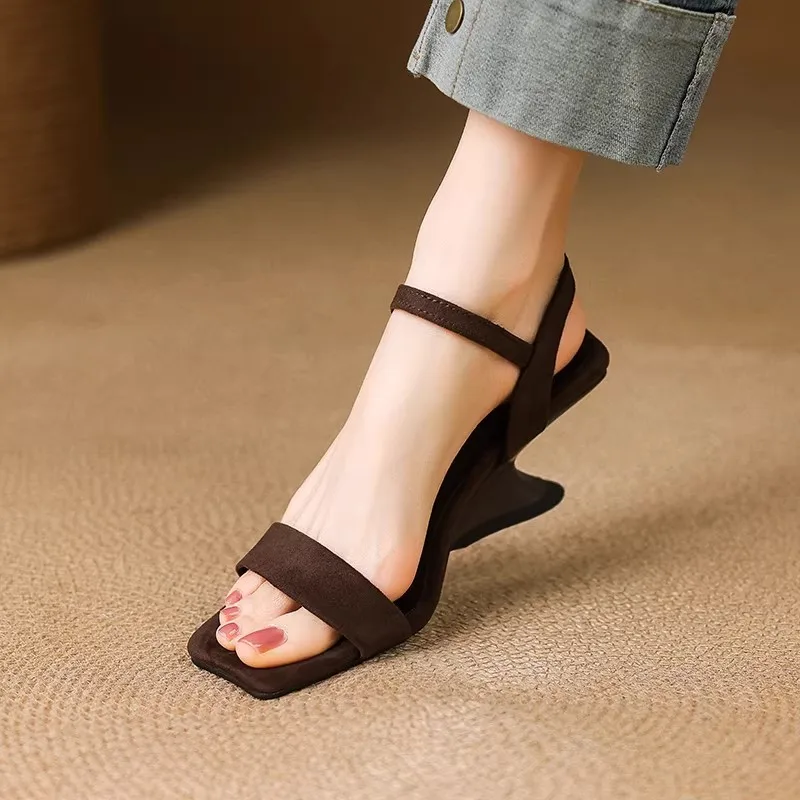 Riemchensandalen für Damen im französischen Retro-Stil mit Keilabsatz und hohem Absatz, modisch und schlicht für den Sommer