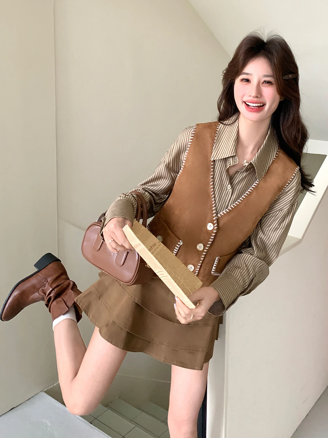 

Современный модный полосатый комплект из юбки и топа для женщин: жилет на двойной пуговице и футболка, весенне-осенний новый стиль, высокое качество.