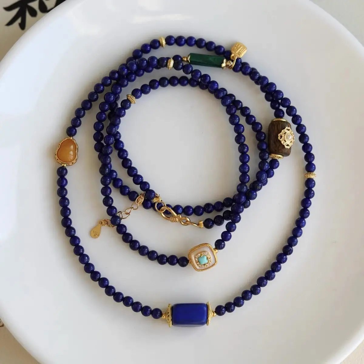 

Длинная цепочка из натурального лазурита, стерлинговое серебро, позолоченный янтарь, тыква, агаровое дерево, малахит, ювелирные изделия ручной работы, изысканный аксессуар