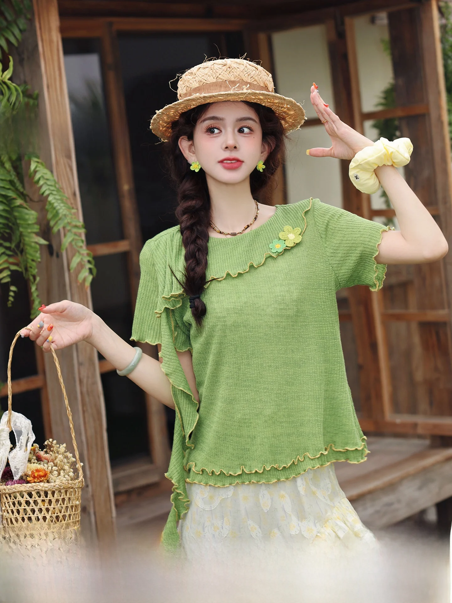 

Новая летняя женская футболка Chen Jiajie: свободный крой, нежный стиль, короткий рукав, эффект стройности, смесь хлопка и полиэстера с текстурой под дерево