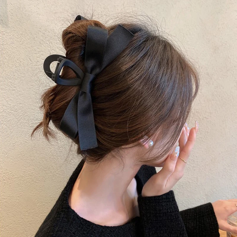 

Korean retro velvet bow large hair catch sweet girl headdress behind the head black hairpin shark clip tide