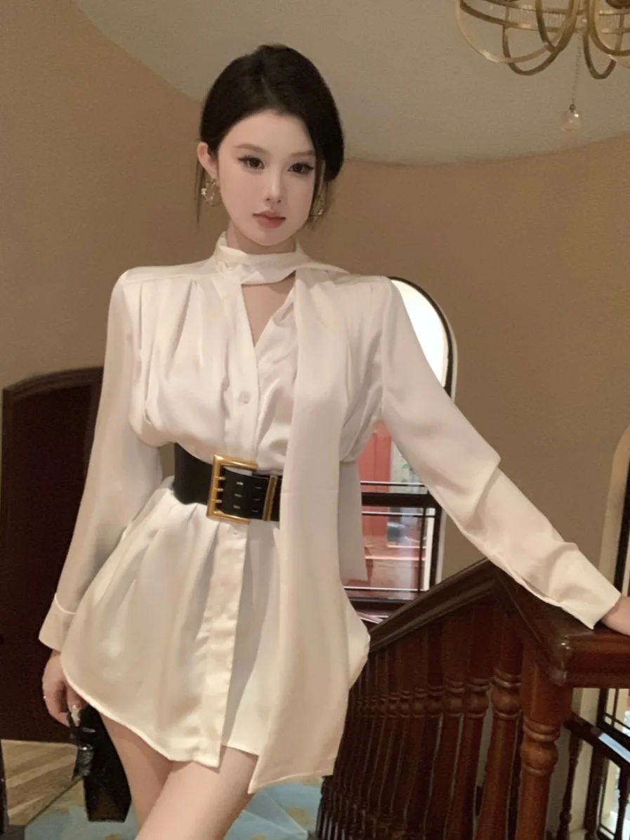 

Элегантная атласная юбка с асимметричным дизайном, роскошная на ощупь, короткая юбка для женщин, модная, для повседневной носки, с длинными рукавами, дышащая.