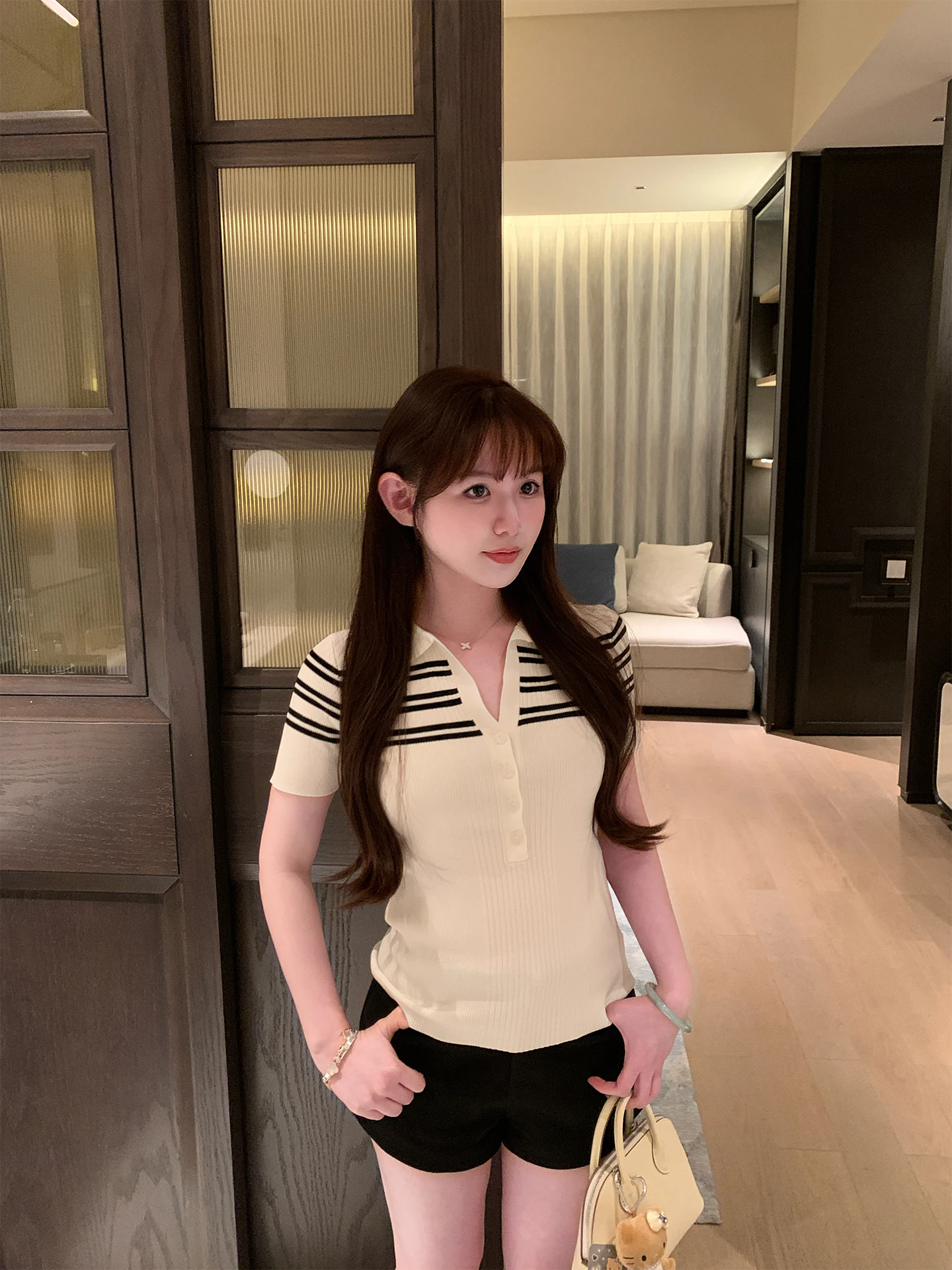 

Вязаная рубашка с коротким рукавом, отложным воротником, приталенного кроя, в полоску, повседневный стиль, женская, из высококачественной ткани