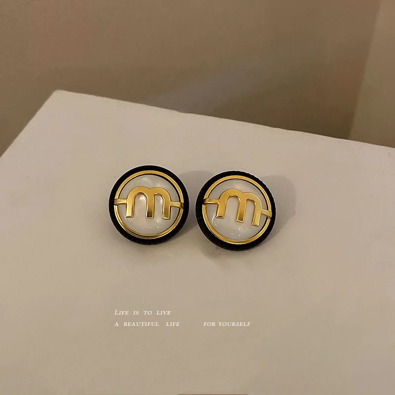 Korea New Design Simple Pearl Letter M Earrings Ear Studs for Adult Ladies 2022 New Luxury Pearl Handmade Letter Patter Jewelry