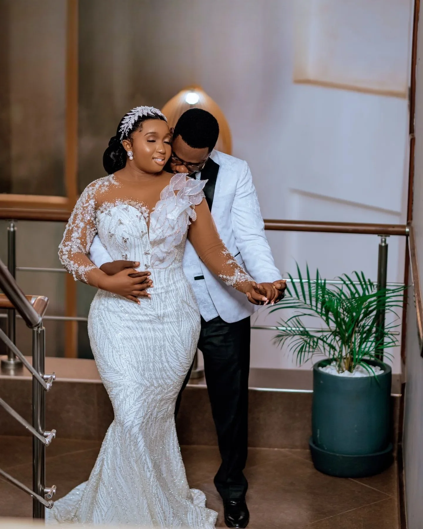 تخصيص فساتين الزفاف حورية البحر الأبيض الأزهار مطرز بلورات مطرزة الدانتيل فساتين الزفاف مذهلة