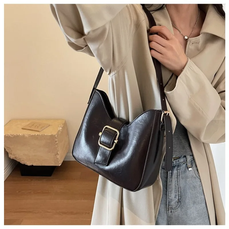 

Retro Fashion Casual New Winter Simple Shoulder Bag Solid Color Large Capacity Commuting Female Shoulder Underarm Bag for Women