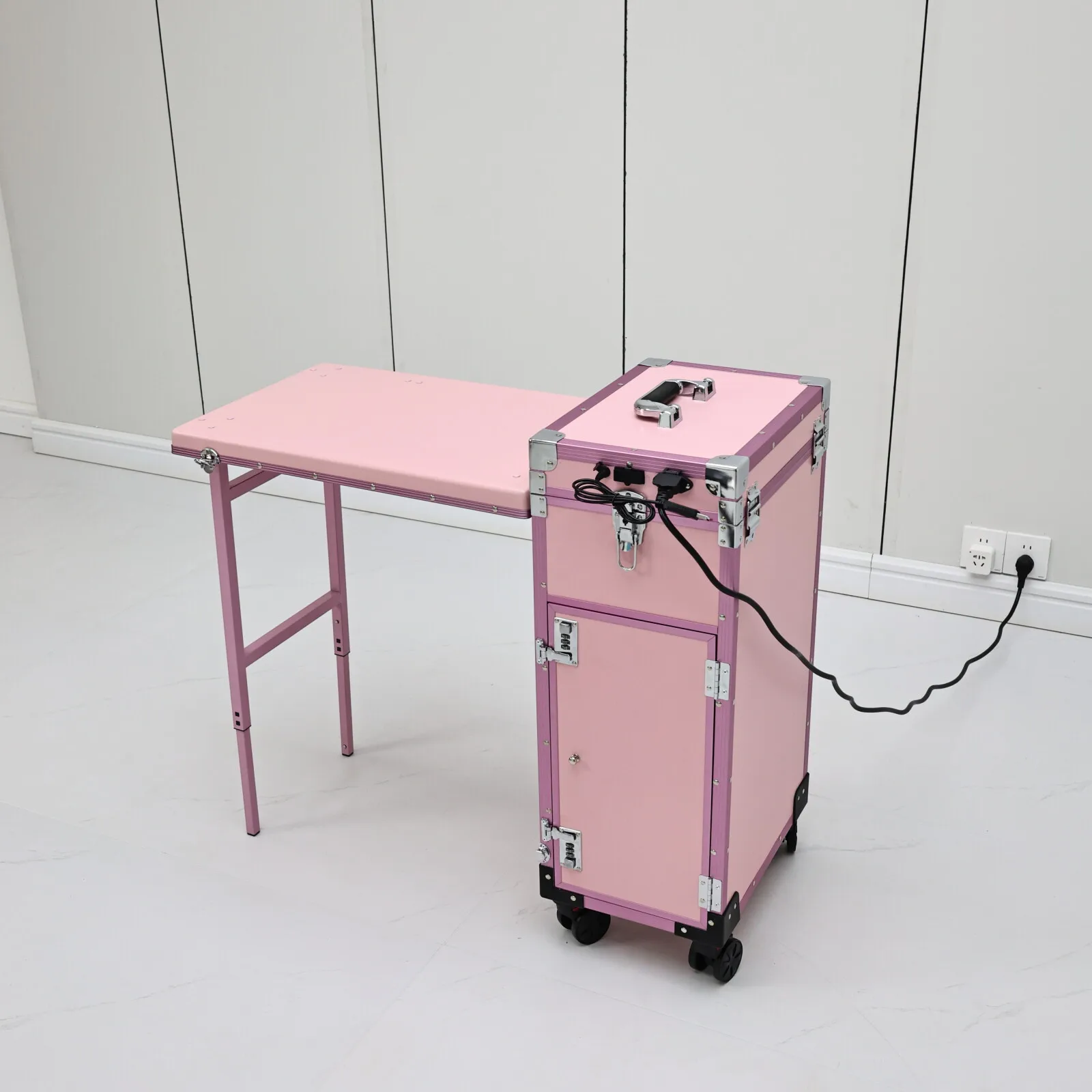 Rosa, tragbarer Manikürtisch mit LED-Spiegel, Schubladen und Rollen, zusammenklappbarer, rollbarer Nagelstudio-Tisch mit Stuhl, Salonmöbel für Nageldesigner. – Detail 10