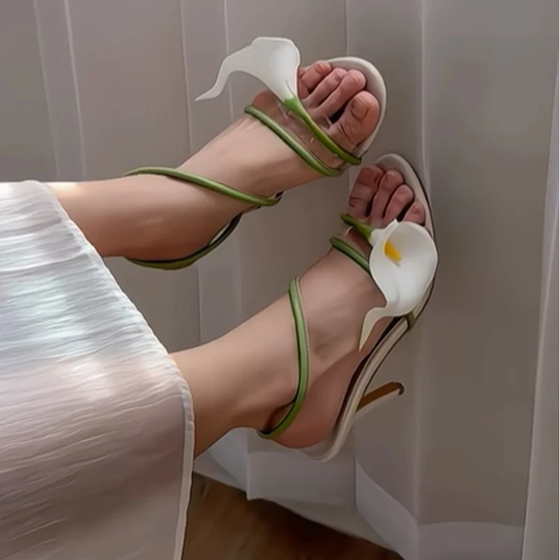 

Женские босоножки на одном ремешке с объемным цветком и открытым носком на шпильке, лето 2023, белые женские туфли без шнуровки на высоком каблуке