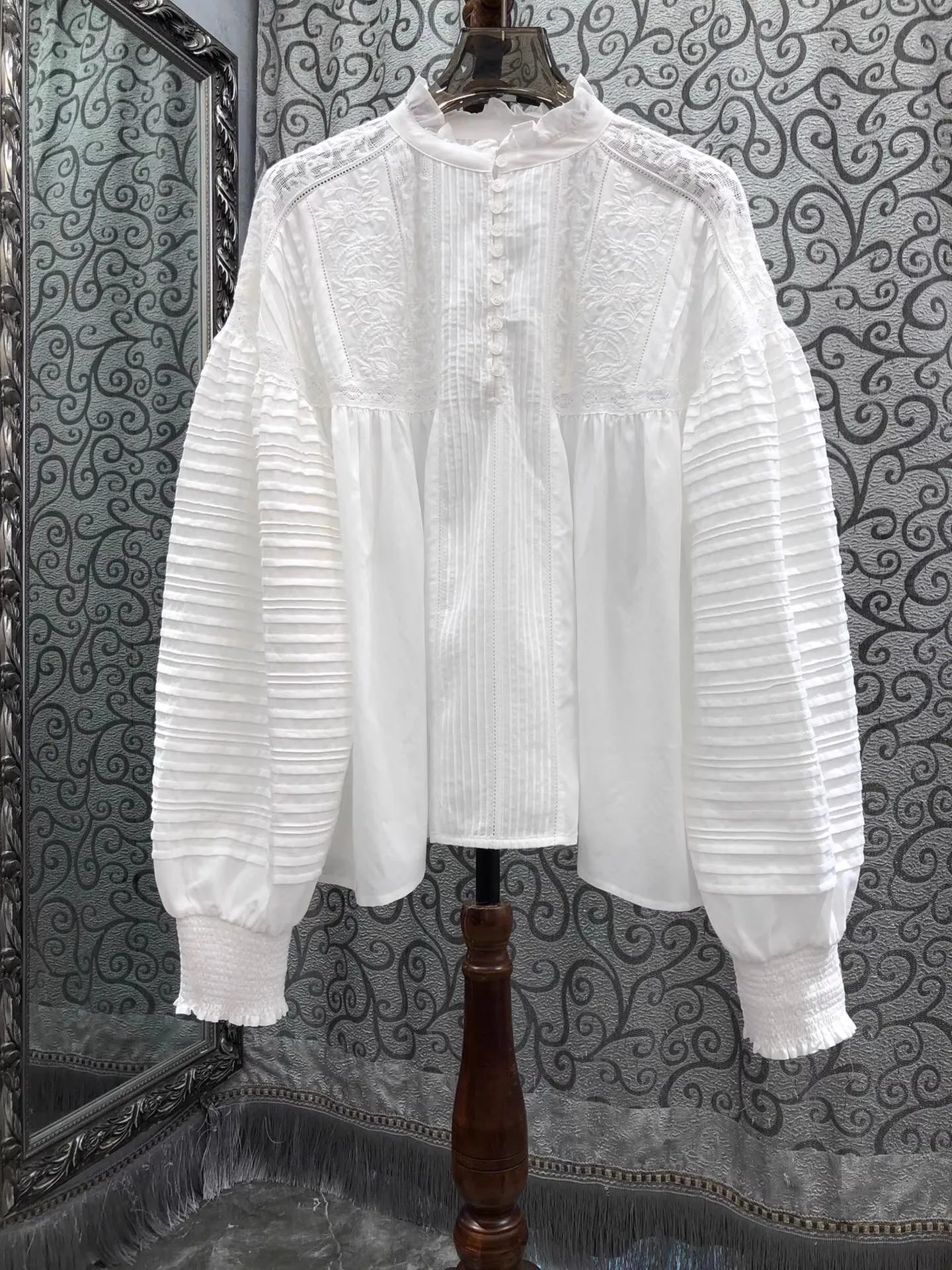 

Top Quality New Fashion Design Blouse Women Lace Embroidery Button Deco Long Sleeve White APricot Vintage Cotton Blouse Tops