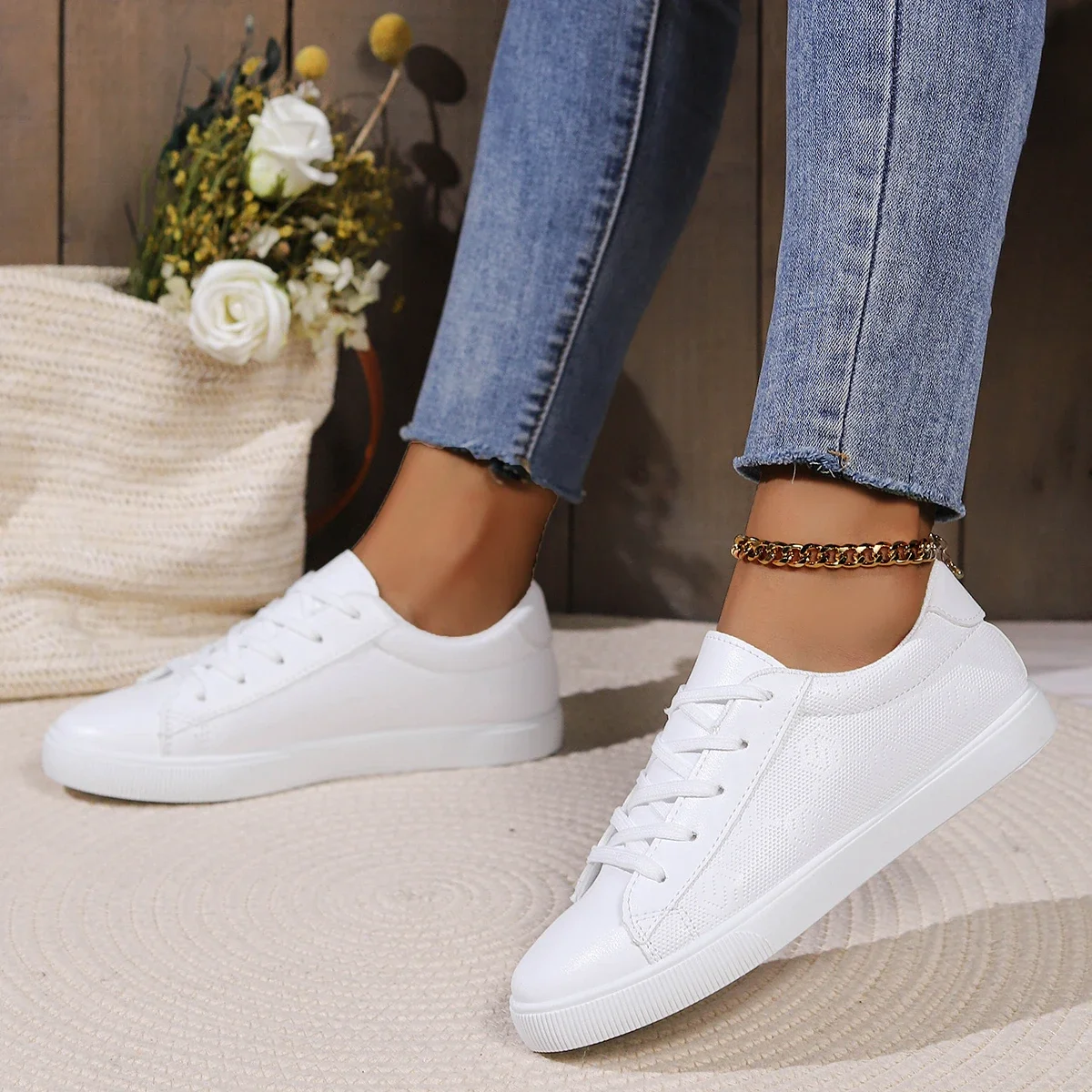 Zapatos deportivos blancos versátiles para mujer con correa cruzada suela suave antideslizante punta redonda Otoño Invierno al aire libre PU zapatos casuales de tacón bajo