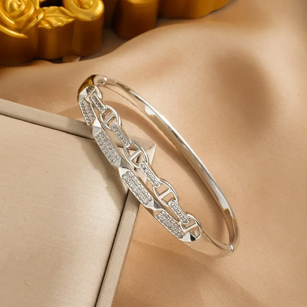 

The latest 2025 Bao Wei embedded diamond pig nose open type bracelet is a classic and niche adjustable bracelet for women