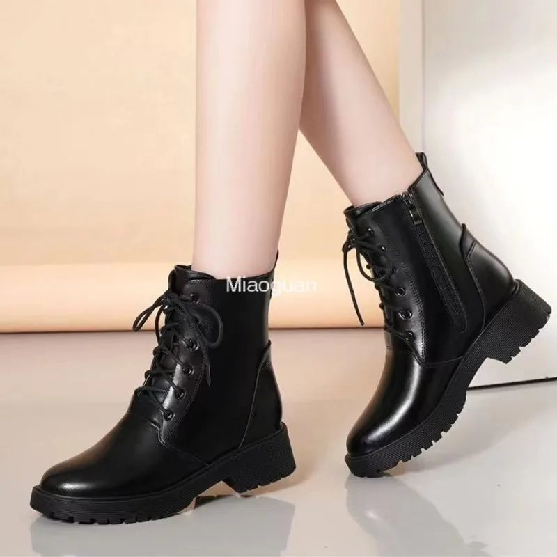 Botas de nieve informales Chelsea para mujer, zapatos tobilleros con plataforma de tacón medio de diseñador, piel cálida, cuero negro para motocicleta, invierno 2024