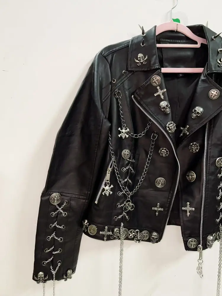 Jaqueta Feminina Curta de Couro PU com Correntes e Rebites Pesados, Estilo Gótico Punk Rock Urbano, Nova Coleção Primavera/Outono