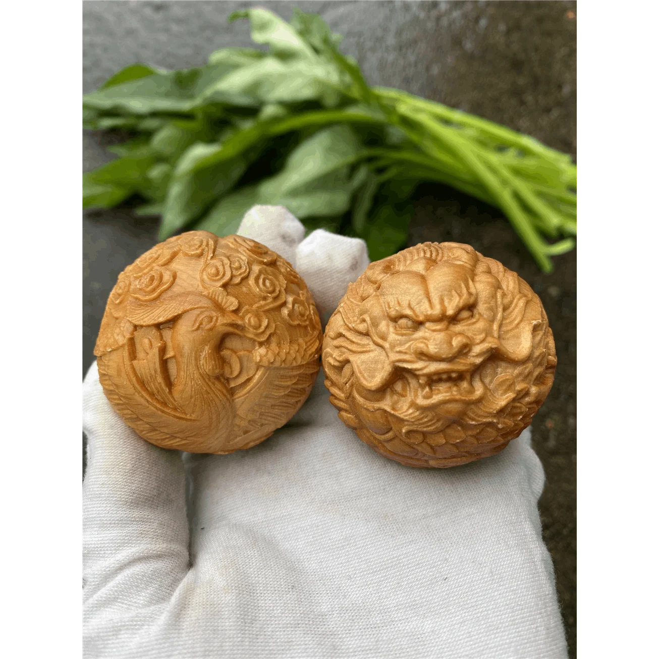 

Cliff cypress boxwood carved dragon and phoenix handball brave 5.0 health ball hand piece men's portable play piece Decorations