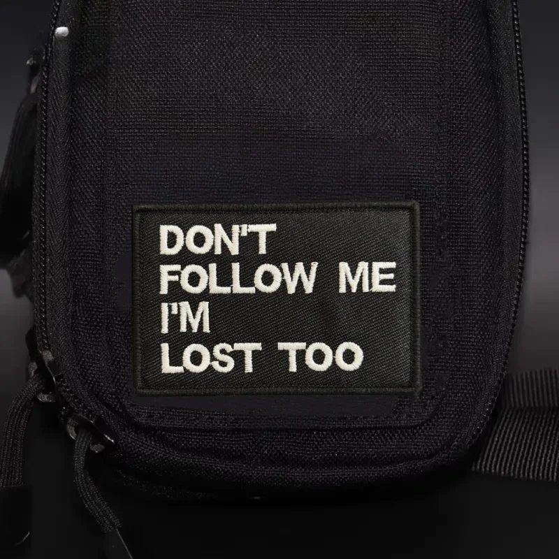 Parche bordado moral NON FOLLOW ME IM LOST TOO con velcro