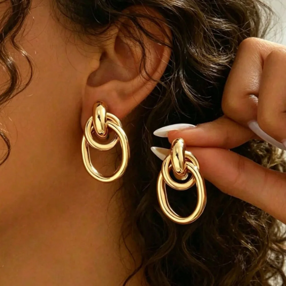 2Pcs Novel Cross-Circle Earrings, Featuring a Niche Geometric Design Paired with Cool-Toned Minimalist Style Studs, with Clean Lines and a Unique Shape The Metal Texture Is High-End and Durable, Lightweight and Comfortable to Wear, Easily Creating a Cool and Refined Look. It Can Be Used for Everyday Wear, Commuting to Work, Parties, and Outings, Making It a Unique Earring That Enhances Your Style.