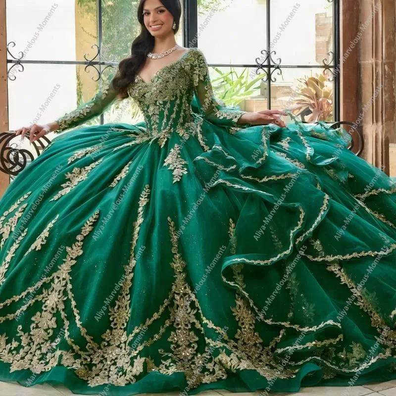 فساتين Quinceanera فاخرة بأكمام طويلة ومزينة بالدانتيل الذهبي باللون الأخضر الزمردي من التول فستان عيد ميلاد الأميرة الحلو 16