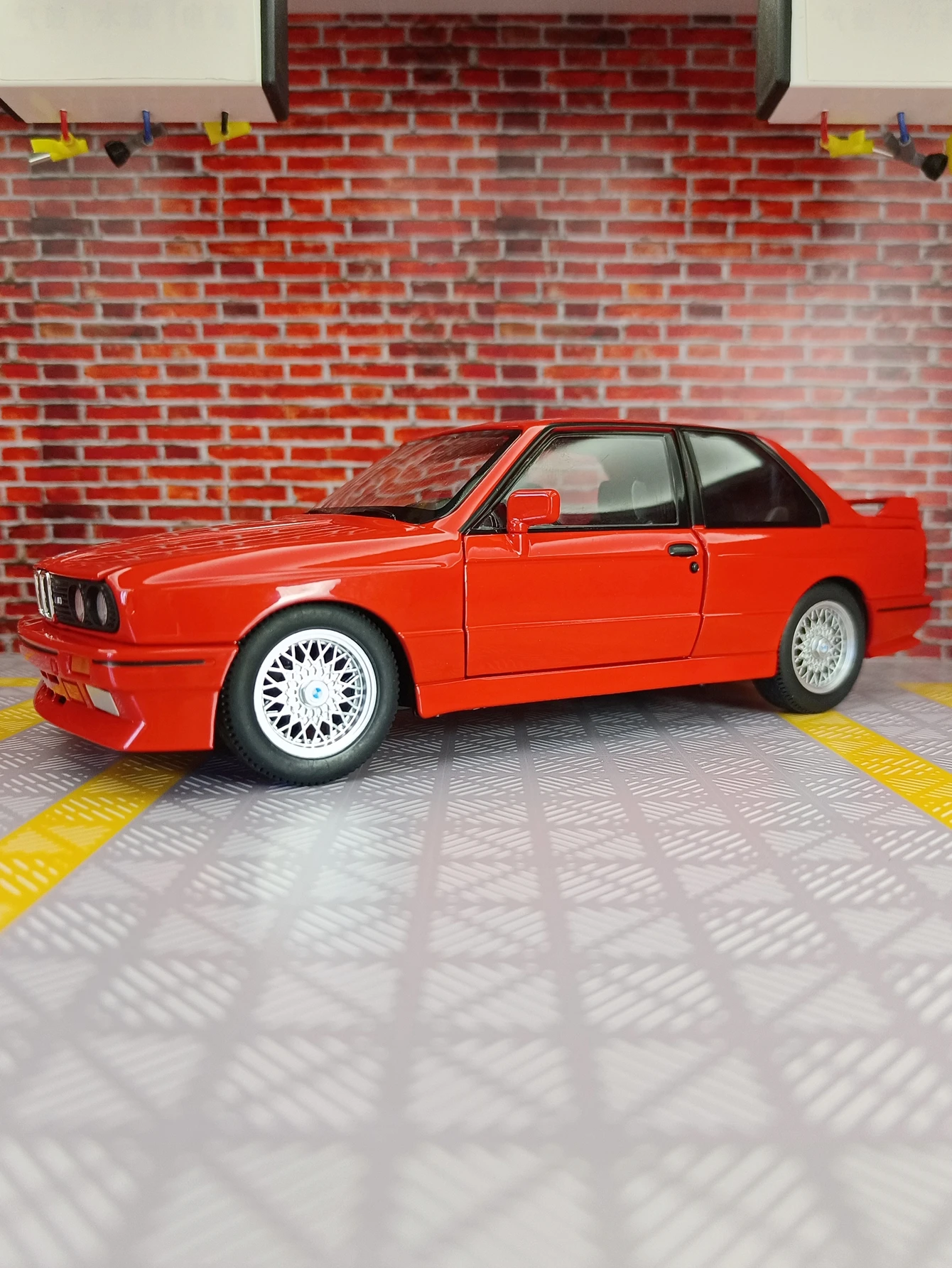 1:24 1988 BMW M3 E30 Alloy Sports Car Model Diecasts Metal Classic Car Vehicles Model Simulation Sound and Light Kids Toys Gifts