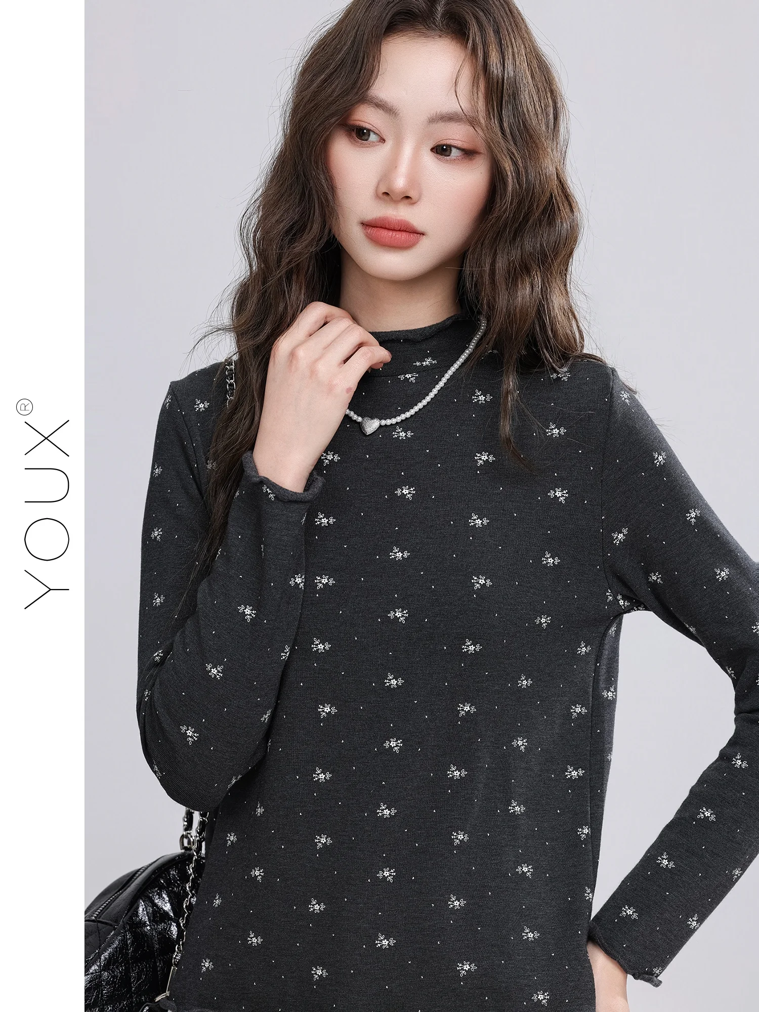 Nova Camiseta Feminina de Inverno Slim Fit com Bordado Floral, Camada Base Fluida, Estilo Coreano, Manga Longa e Gola Alta