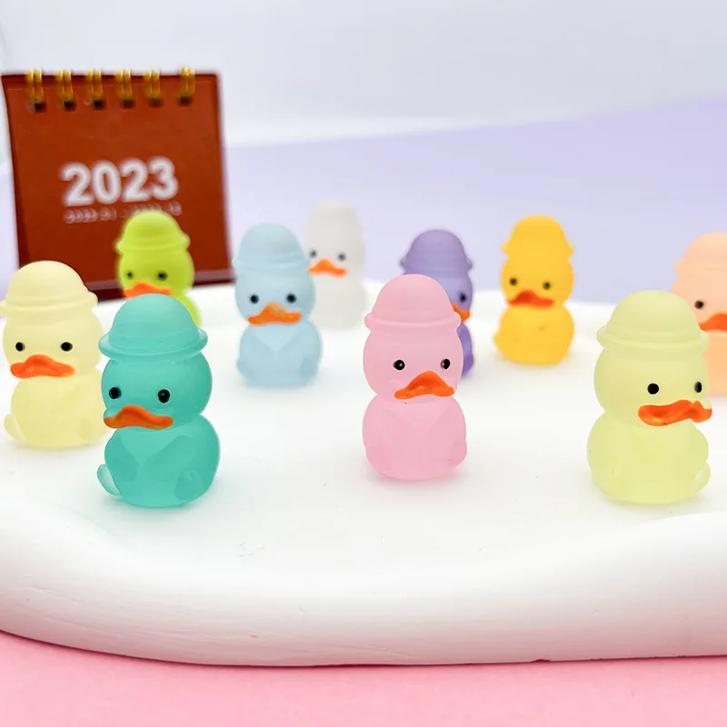 Mini pato que brilla en la oscuridad para niños y niñas, juguete noctilucente hecho a mano con pegamento en crema, joyería Kawaii, regalo 2024