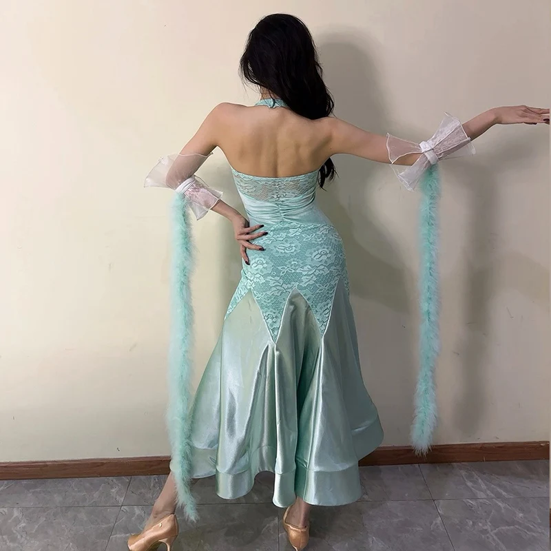 ชุดเต้นรำบอลรูมสีเขียว ชุดเต้นรำสมัยใหม่แบบมาตรฐาน ชุดเดรสยาวผู้หญิงแบบผูกคอ ผ้าลูกไม้ ชุดแสดงบอลรูมสำหรับผู้ใหญ่ VBH2089