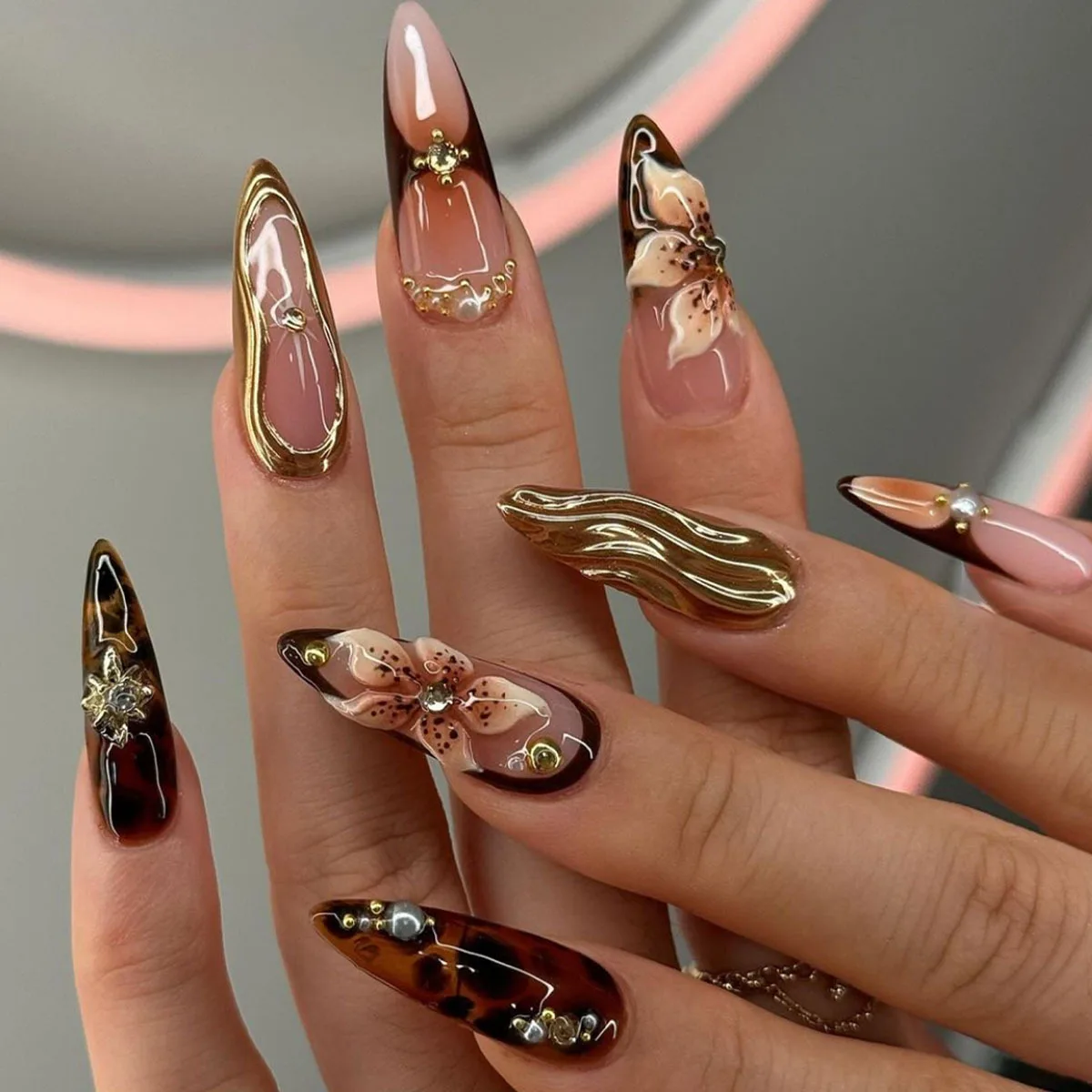 

24pcs Press on Nails Gold French Flower Almond Full Coverage Nail Tips for Women&Girl Removable Wearable False Nail Daily Wear