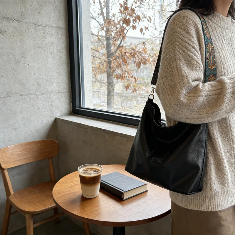 HUAHUARetro Monochrome Ladies Chic Shoulder Bag; Large Capacity Minimalist Wide Strap Bucket Crossbody BagHUAHUA