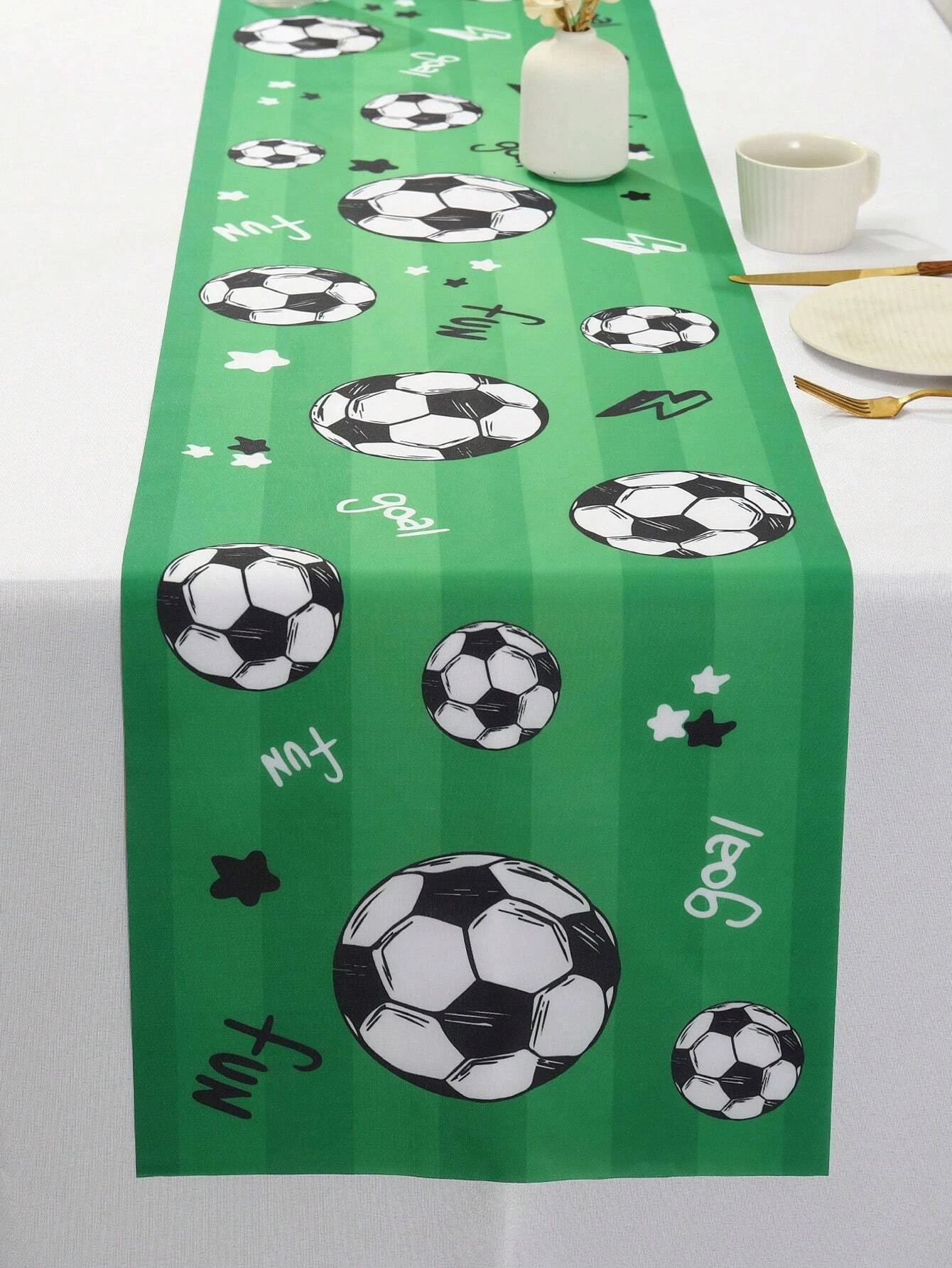 

Скатерть-дорожка для стола с 2D-принтом: футбольный мяч на зеленом поле, для кухни, гостиной, декора, подарка, 1 шт.