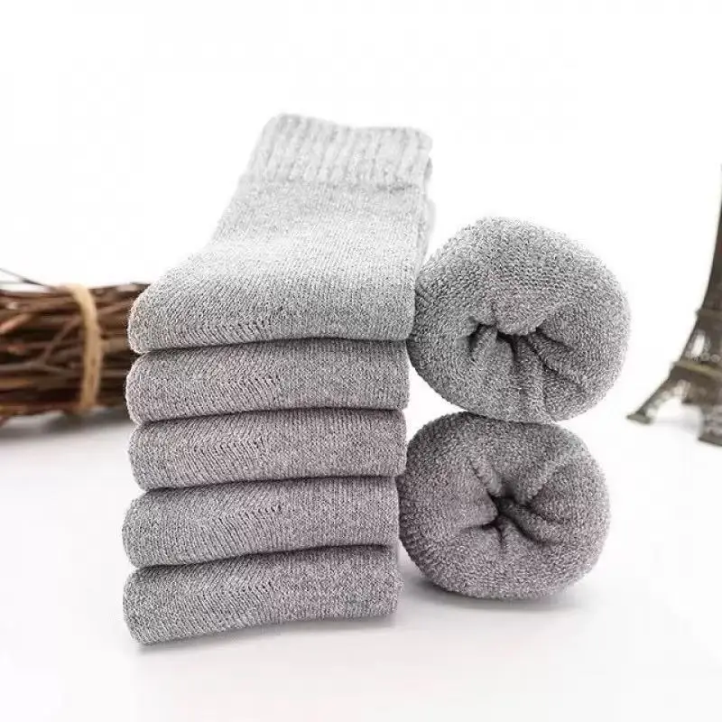 Dicke und warme Socken mit mittlerer Wade für Herbst und Winter. Bodenlange Socken. Klassische einfarbige Farben. Zurück zur Schule, Weihnachten