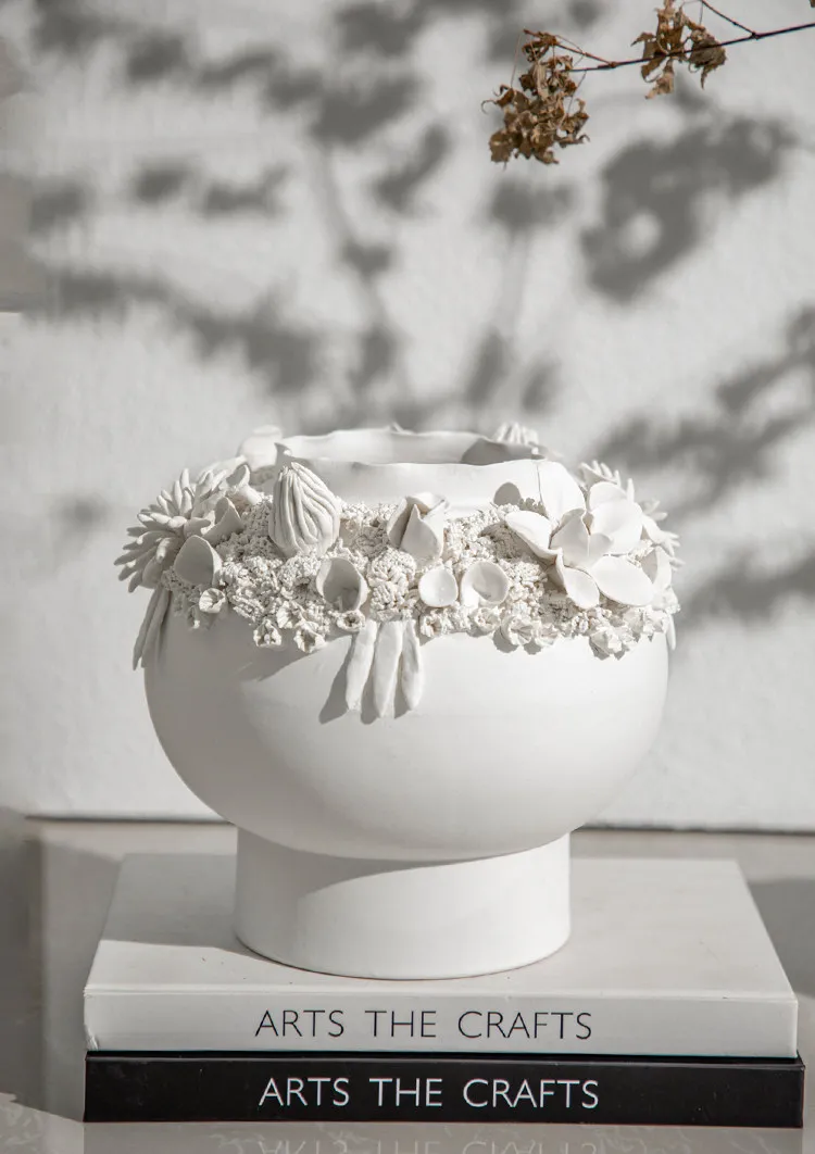 Nordic creative hand-squeezed flower ceramic vase, living room ornament with dried flowers home decoration craft flower utensils
