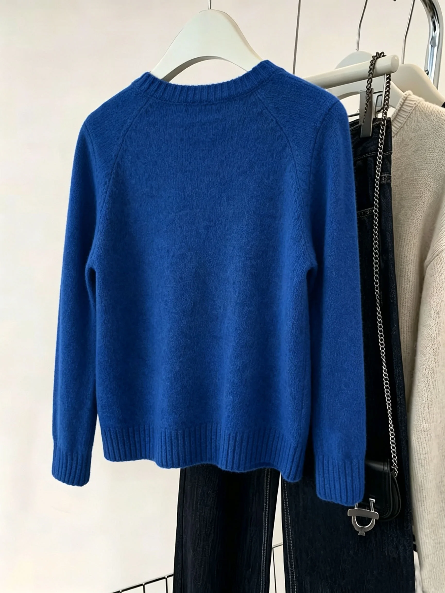 Damenpullover mit langen Ärmeln, Rundhalsausschnitt und schlichtem, einfarbigem Design, ideal für Herbst und Winter. – Detail 2