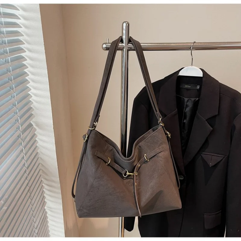 กระเป๋าสะพายไหล่ผู้หญิงคุณภาพเยี่ยม ผลิตจากหนังลายเซอร์วาล โดดเด่นด้วยดีไซน์บาหลี เรียบหรู น้ำหนักเบา นุ่มสบาย ใช้ได้ทุกวัน ดูทันสมัย ​