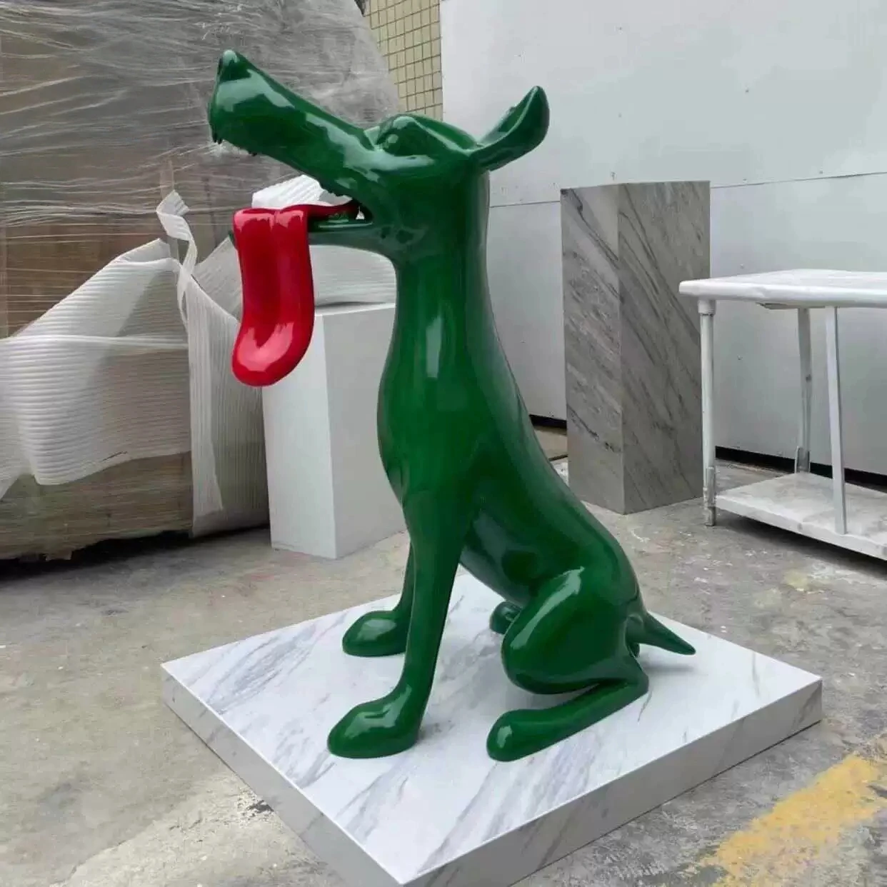 ※a Vibrant Green Fiberglass Dog Statue with Exaggerated Red Tongue Creative Art Decor for Gallery