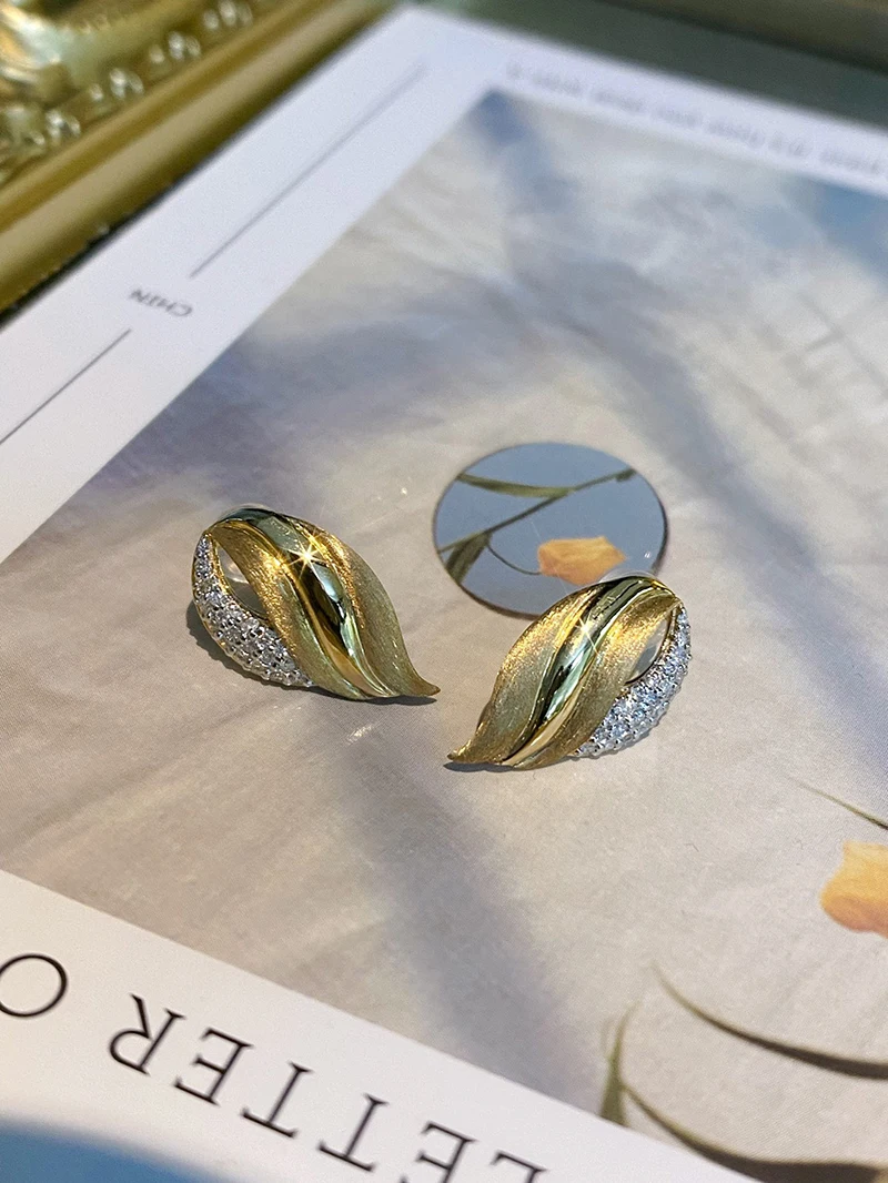 LUOWEND 100% 18K Yellow Gold Earrings Fashion Leaf Shape Real Natural Diamond Stud Earrings for Women High Wedding Jewelry
