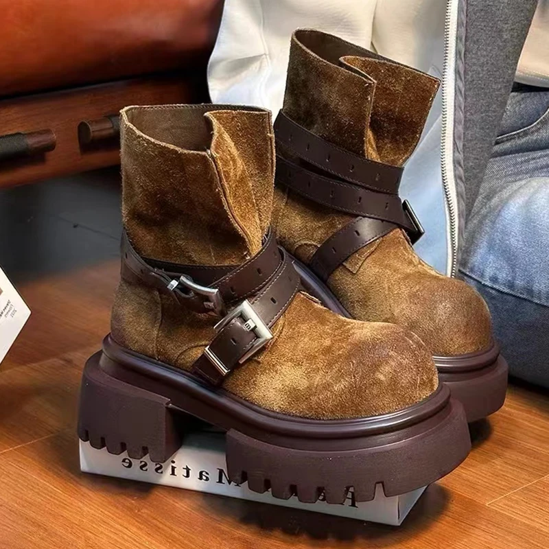 منصة حذاء من الجلد للنساء مصمم الازياء حزام مشبك الجلد المدبوغ أحذية نسائية غير رسمية كبيرة الرأس أحذية رعاة البقر الغربية بوتاس موهير