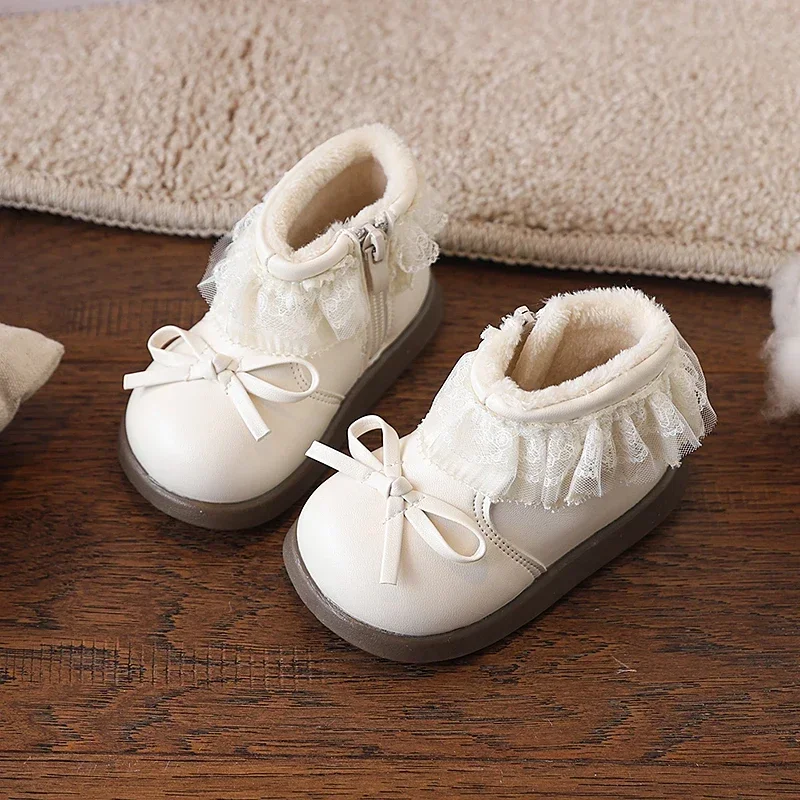 

Детские короткие сапоги, замшевые, теплые, на мягкой подошве, короткие ботильоны для девочек с простыми бантами, новинка 2025, зимние новые кожаные ботинки для малышей с круглым носком