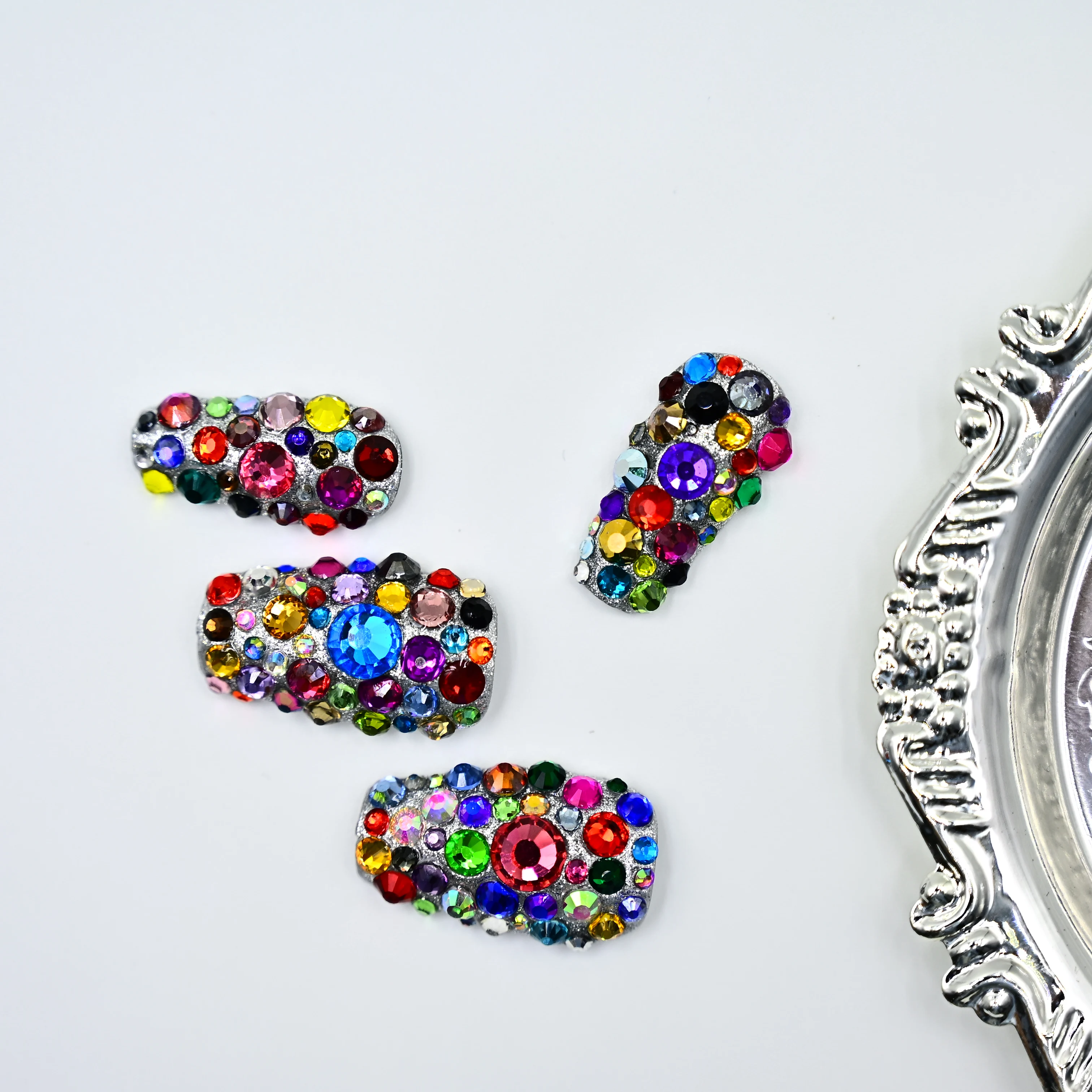 เล็บปลอมทรงสี่เหลี่ยมยาว งานแฮนด์เมด คุณภาพพรีเมียม |   ดีไซน์เต็มตัวประดับด้วยคริสตัลหลากสีสัน |   เล็บปลอมสีรุ้งแบบกลาม |   พี