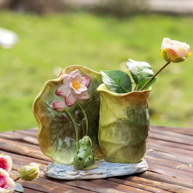 

Pool Side Frog Pen Holder Ceramic Hand-painted Chopstick Barrel Creative Lotus Leaf Craft Ornaments Multifunctional Flower Vases