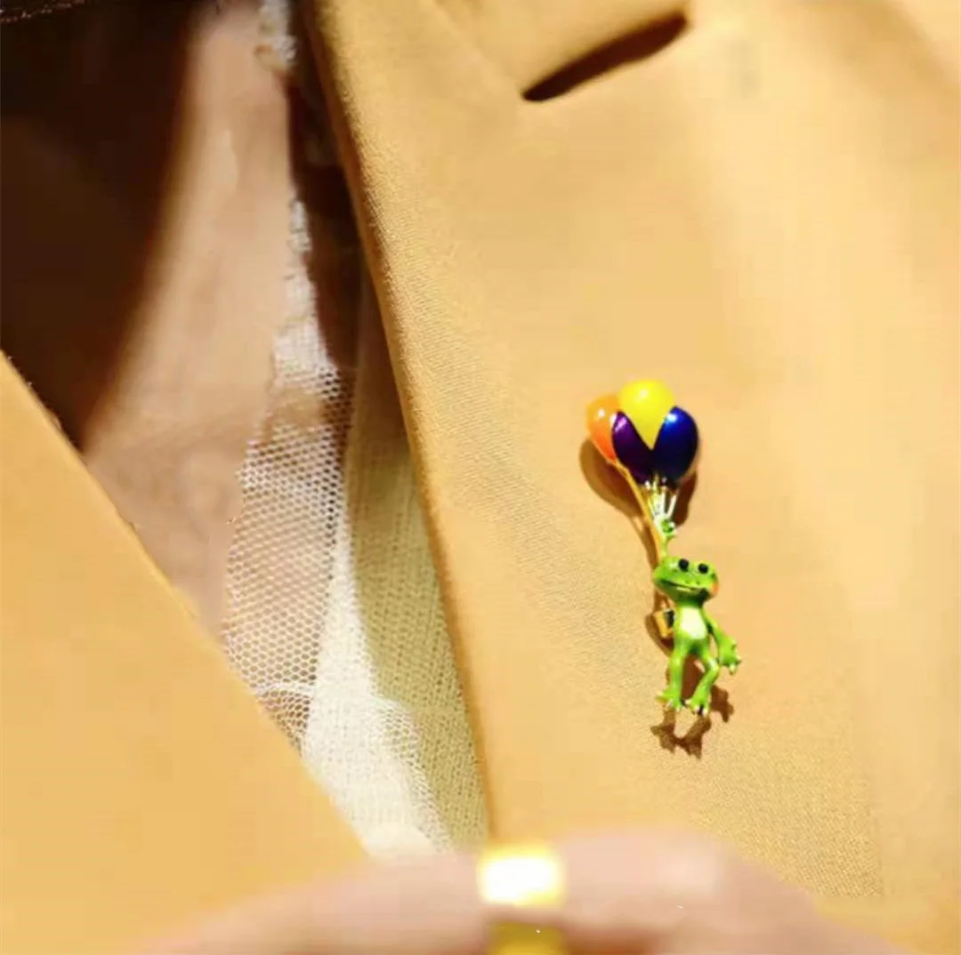 Vivid Frog Holding Colorful Balloon Cycling Frog Brooches Cute Green Small Animal Brooch Pins Party Accessories Gift For Kids