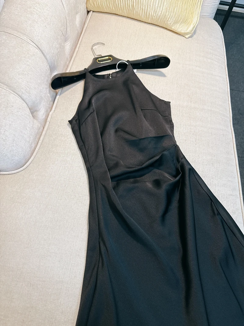 Sukienka satynowa Ele Bla z plisami modelującymi talię i wydłużonym dołem, wysoki stan, midi, dla kobiet.