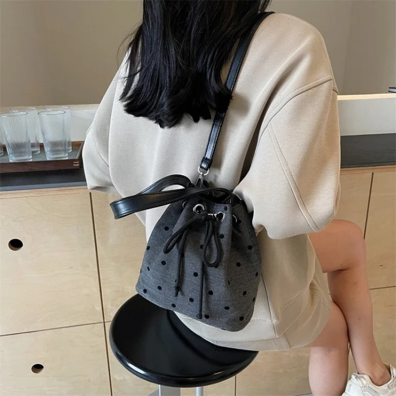 

Роскошная элитная минималистичная уникальная кожаная сумка через плечо для женщин, модный модный дизайн, большая вместимость, сплошной цвет